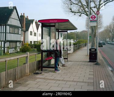 Fermata dell'autobus su Well Hall Road, Londra, dove Stephen Lawrence l'adolescente britannico nero è stato assassinato in un attacco a motivazioni razziali. Foto Stock