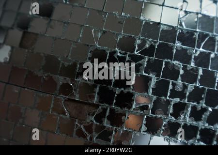 Vista dall'alto di una grande piastrella a specchio utilizzata per la decorazione delle pareti con spazio da copiare. Specchi realistici. Superficie quadrata in vetro riflettente. Foto di alta qualità Foto Stock