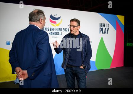 Allenatore/allenatore federale Alfred GISLASON (GER) in conversazione con Andreas MICHELMANN l. (DHB, Presidente), dietro di esso il logo del Campionato europeo, pallamano, pareggio per il Campionato europeo 2024, il 10th maggio 2023 a Duesseldorf/Germania. Foto Stock