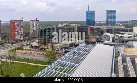 Belgrado, Serbia - 09 aprile 2023: Due grattacieli Usce Twin Towers e Hotel Hyatt NIS edifici moderni a New Belgrado Aerial View Skyline. Foto Stock