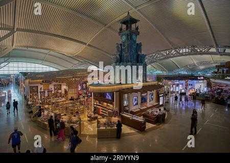 L'aeroporto internazionale di Bali, conosciuto anche come l'Aeroporto Internazionale di Bali Ngurah Rai o l'Aeroporto di Denpasar. Foto interna che mostra negozi duty free Foto Stock