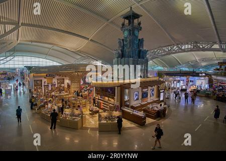 L'aeroporto internazionale di Bali, conosciuto anche come l'Aeroporto Internazionale di Bali Ngurah Rai o l'Aeroporto di Denpasar. Foto interna che mostra negozi duty free Foto Stock