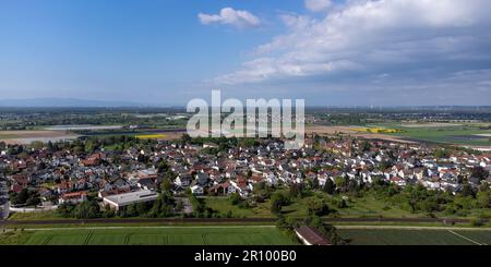 Weiterstadt Braunshardt in una giornata di sole primaverile con Francoforte sullo sfondo Foto Stock