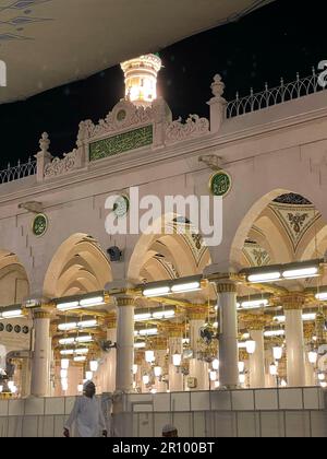 La Moschea illuminata del Profeta a Medina, Arabia Saudita, di notte Foto Stock