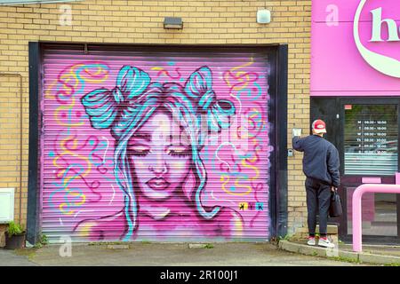 Glasgow, Scozia, Regno Unito 10th maggio 2023. Tempo nel Regno Unito: Soleggiato nel centro della città ha visto la gente del posto prendere per le strade per godersi la vita cittadina. Credit Gerard Ferry/Alamy Live News Foto Stock