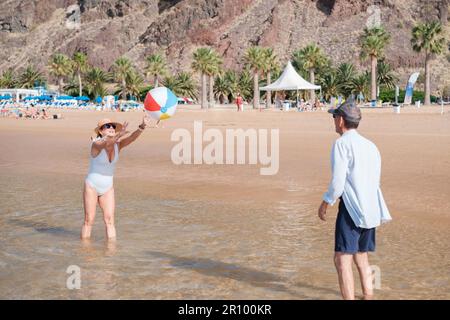 Coppia anziana che gioca con la palla da spiaggia e che fa sport durante il loro pensionamento. Concetto: Stile di vita, sport, cura degli anziani Foto Stock