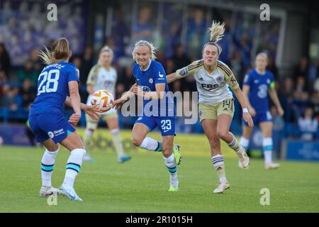 Londra, Regno Unito. 10th maggio, 2023. Londra, Inghilterra, 10th 2023 maggio: Pernille Harder (23 Chelsea) e Josie Green (14 Leicester City) si battono per la palla durante la partita della fa Women's Super League tra Chelsea e Leicester City a Kingsmeadow a Londra, Inghilterra. (Alexander Canillas/SPP) Credit: SPP Sport Press Photo. /Alamy Live News Foto Stock