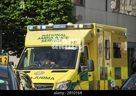 Limerick City, Irlanda. 9th maggio, 2023. In una disputa provocata da una cattiva gestione, i membri del SIPTU del Servizio nazionale di ambulanza (NAS) hanno votato in modo schiacciante a favore dell'azione di sciopero. Credit: Karlis Dzjamko/ Alamy Live News Foto Stock