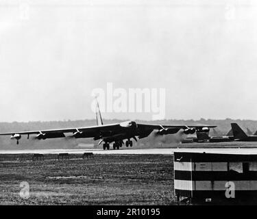 Vista anteriore destra di un B-52D Stratofortress aeromobile da Strategic Air Command tenendo spento per una missione nel nord del Vietnam durante il funzionamento linebacker. Foto Stock