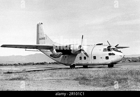 Una vista anteriore destra di un parcheggiato UC-123K Provider di aeromobili la 315Tactical Airlift Wing. Il velivolo, che stanno per essere inattivati, è denominato "patch" per gli oltre mille hit-foro patch che ha ricevuto durante la guerra del Vietnam. Foto Stock