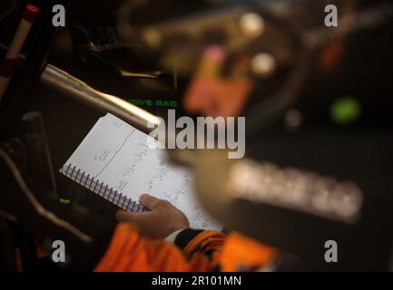 Tingsryd, Svezia, 10 maggio 2023 MRF Tyres Dealer Team e Team GN Motorsport durante i test precedenti al FIA European Rally Championship in Polonia. Note del co-driver Credit: PEO Mšller/Alamy Live News Foto Stock