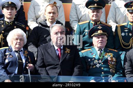 Mosca, Russia. 09th maggio, 2023. Il presidente tagiko Emomali Rahmon, al centro, insieme ai veterani, guarda l'annuale parata militare della Giornata della Vittoria attraverso la Piazza Rossa, che segna il 78th° anniversario della vittoria sulla Germania nazista nella seconda guerra mondiale, il 9 maggio 2023 a Mosca, Russia. Credit: Gavriil Grigorov/Kremlin Pool/Alamy Live News Foto Stock