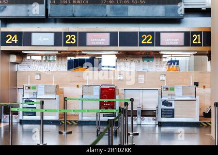 Valencia, Spagna - 18 marzo 2023 - sportelli dei servizi aerei per i passeggeri del trasferimento, check-in e consegna bagagli con barriere di controllo della folla all'interno Foto Stock