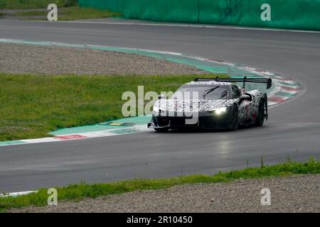 Monza, Italia. 10th maggio, 2023. Ferrari 296 Challenge in camuffamento durante la giornata di test del Campionato Mondiale Endurance il 10th maggio 2023 a Autodromo Nazionale Monza, Italia Foto Alessio Morgese / e-Mage Credit: Alessio Morgese/Alamy Live News Foto Stock