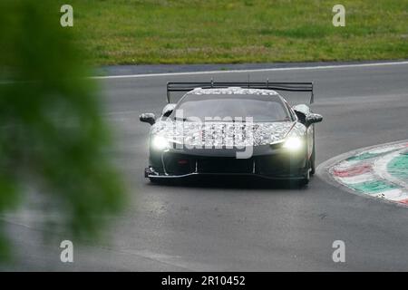 Monza, Italia. 10th maggio, 2023. Ferrari 296 Challenge in camuffamento durante la giornata di test del Campionato Mondiale Endurance il 10th maggio 2023 a Autodromo Nazionale Monza, Italia Foto Alessio Morgese / e-Mage Credit: Alessio Morgese/Alamy Live News Foto Stock