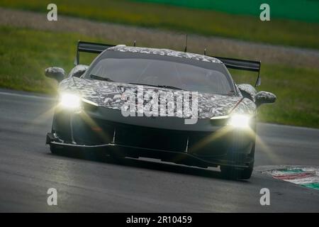 Monza, Italia. 10th maggio, 2023. Ferrari 296 Challenge in camuffamento durante la giornata di test del Campionato Mondiale Endurance il 10th maggio 2023 a Autodromo Nazionale Monza, Italia Foto Alessio Morgese / e-Mage Credit: Alessio Morgese/Alamy Live News Foto Stock