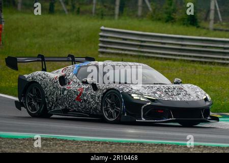 Monza, Italia. 10th maggio, 2023. Ferrari 296 Challenge in camuffamento durante la giornata di test del Campionato Mondiale Endurance il 10th maggio 2023 a Autodromo Nazionale Monza, Italia Foto Alessio Morgese / e-Mage Credit: Alessio Morgese/Alamy Live News Foto Stock