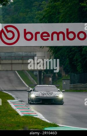 Monza, Italia. 10th maggio, 2023. Ferrari 296 Challenge in camuffamento durante la giornata di test del Campionato Mondiale Endurance il 10th maggio 2023 a Autodromo Nazionale Monza, Italia Foto Alessio Morgese / e-Mage Credit: Alessio Morgese/Alamy Live News Foto Stock