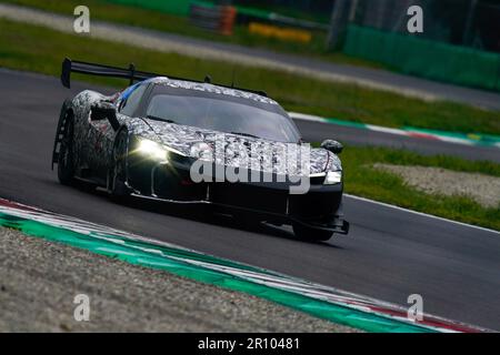 Monza, Italia. 10th maggio, 2023. Ferrari 296 Challenge in camuffamento durante la giornata di test del Campionato Mondiale Endurance il 10th maggio 2023 a Autodromo Nazionale Monza, Italia Foto Alessio Morgese / e-Mage Credit: Alessio Morgese/Alamy Live News Foto Stock