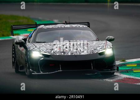 Monza, Italia. 10th maggio, 2023. Ferrari 296 Challenge in camuffamento durante la giornata di test del Campionato Mondiale Endurance il 10th maggio 2023 a Autodromo Nazionale Monza, Italia Foto Alessio Morgese / e-Mage Credit: Alessio Morgese/Alamy Live News Foto Stock