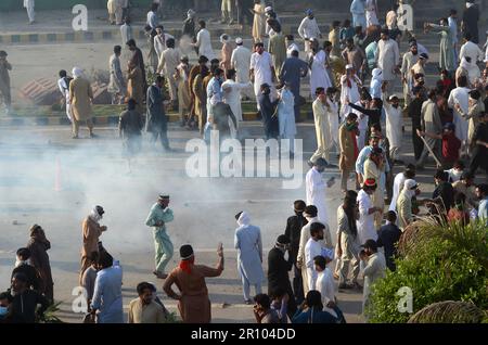 I sostenitori dell'ex primo ministro pakistano Imran Khan protestano contro il suo arresto, a Peshawar, Pakistan. 09th maggio, 2023. Khan, il presidente del Pakistan Tehreek-e-INSAF, è stato messo in custodia dal National Accountability Bureau (NAB) il 09 maggio al di fuori della Corte alta di Islamabad, dove era arrivato a presentare ricorso per la cauzione in più casi depositati contro di lui. L'arresto è avvenuto dopo l'estromissione di Khan dal potere nell'aprile 2020, a seguito di un voto di fiducia fallito nel parlamento. (Foto di Hussain Ali/Pacific Press/Sipa USA) Credit: Sipa USA/Alamy Live News Foto Stock