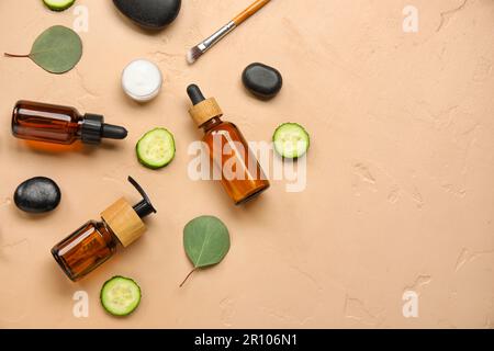 Composizione con prodotti cosmetici naturali e cetriolo su sfondo colorato Foto Stock