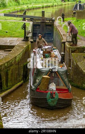 Canal narrowboat passando attraverso un blocco sul canale Shropshire Union all'Audlem II Cheshire Foto Stock