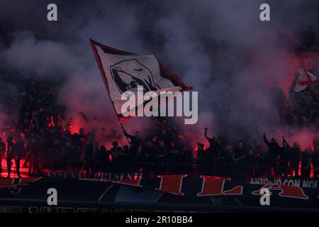 Milano, Italia. 10th maggio, 2023. I sostenitori dell'AC Milan sono visti durante la semifinale della UEFA Champions League tra l'AC Milan e il FC Internazionale allo Stadio Giuseppe Meazza il 10 maggio 2023 a Milano. Credit: Marco Canoniero/Alamy Live News Foto Stock