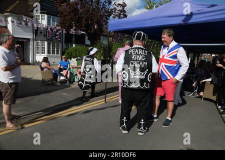 Pearly King e Queen Socializzando a Street Party celebrando re Carlo III incoronazione Surrey Inghilterra Foto Stock