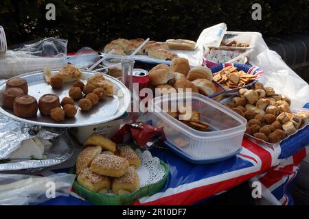 Finger Food al Street Party che celebra il re Charles III Coronation Surrey Inghilterra Foto Stock