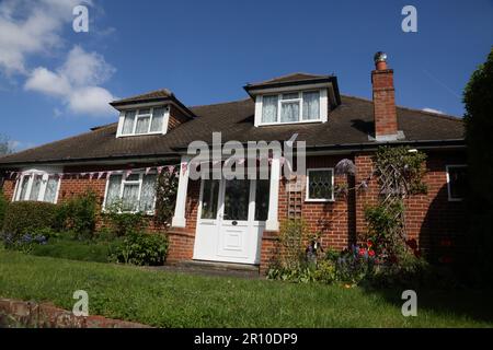 Bungalow con Union Jack Bunting che celebra il re Charles III incoronazione Surrey Inghilterra Foto Stock