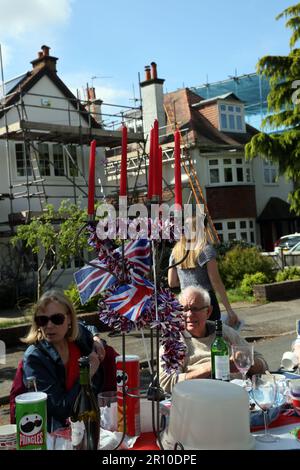 Persone che celebrano re Carlo III incoronazione a Street Party - decorato Candelabra come tavolo Centrepiece Surrey Inghilterra Foto Stock