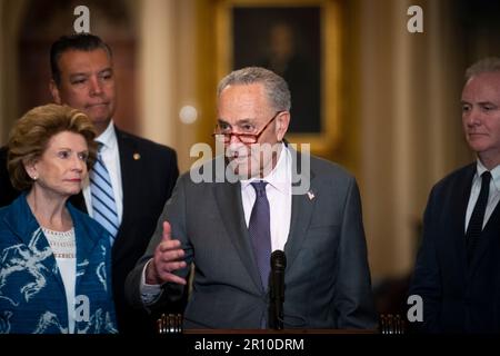 Chuck Schumer (democratico di New York), leader della maggioranza del Senato degli Stati Uniti, offre osservazioni durante la conferenza stampa del pranzo politico del Senato Democratâs al Campidoglio degli Stati Uniti a Washington, DC, mercoledì 10 maggio 2023. Credito: Rod Lamkey/CNP Foto Stock