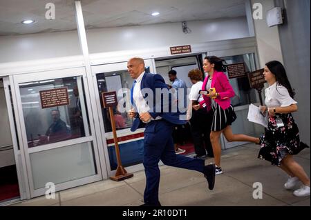 Washington, Stato di Vereinigte. 10th maggio, 2023. Il senatore degli Stati Uniti Cory Booker (democratico del New Jersey) fa la sua strada attraverso la metropolitana del Senato al Campidoglio degli Stati Uniti durante un voto a Washington, DC, Mercoledì, 10 maggio 2023. Credit: Rod Lammey/CNP/dpa/Alamy Live News Foto Stock