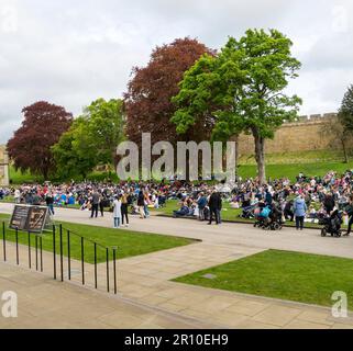 Folla di persone riunite in Castle Grounds per guardare re Carlo III incoronazione su grande schermo TV 6th maggio 2023, Lincoln City, Lincolnshire, Inghilterra, Foto Stock