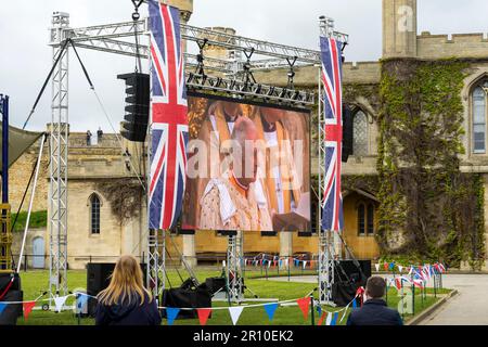 Re Carlo III durante l'incoronazione in TV sul grande schermo al castello di Lincoln, Lincoln City, Lincolnshire, Inghilterra, Regno Unito Foto Stock