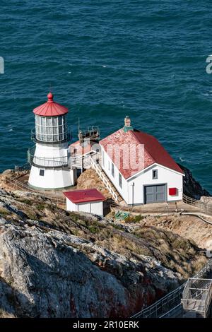 Vista del faro di Point Reyes lungo la Point Reyes National Shore, California, in una giornata di sole Foto Stock