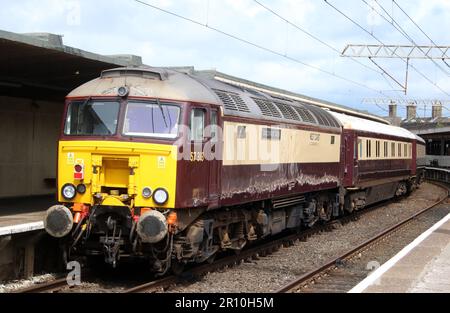 West Coast Railways classe 57 diesel-elettrico loco 57313, Castello di Scarborough, dietro al movimento stock vuoto Northern Belle Carnforth 10th maggio 2023. Foto Stock