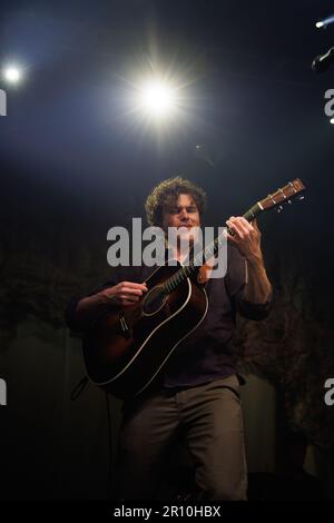 BARCELLONA - MAR 30: Vance Joy (indie pop music band australiana) si esibisce sul palco al Razzmatazz il 30 marzo 2023 a Barcellona, Spagna. Foto Stock