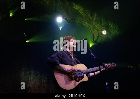 BARCELLONA - MAR 30: Vance Joy (indie pop music band australiana) si esibisce sul palco al Razzmatazz il 30 marzo 2023 a Barcellona, Spagna. Foto Stock