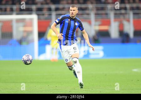 10th maggio 2023; Stadio San Siro, Milano, Italia, Champions League Football, Semifinale, prima tappa, AC Milan contro Inter Milan; Edin Dzeko Inter Milan Foto Stock