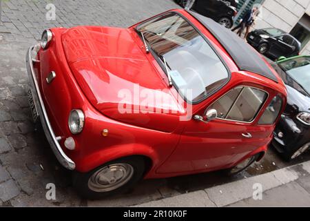 Una Fiat Nuova 500 “Cinquecento” del 1965 restaurata pubblicizzata per la vendita a €5000 in una via laterale di Roma, aprile 2023. Foto Stock