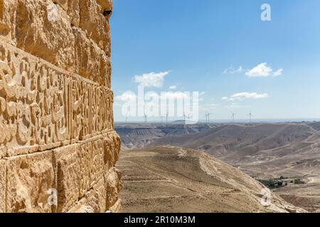 Vista della lontana fattoria eolica dal castello di Shobak, dalla valle dell'Arabah, dalla Giordania Foto Stock