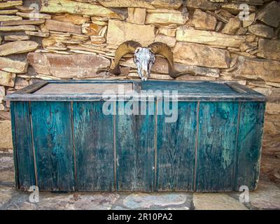 Rustico Blue Chest nella città di Terlingua, Texas Foto Stock