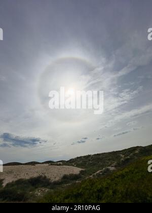 Alone solare che si verifica a causa di cristalli di ghiaccio in atmosfera. Fenomeno solare. Foto Stock