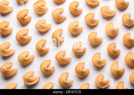 Molti biscotti gustosi della fortuna con le previsioni su fondo bianco, giacimento piatto Foto Stock