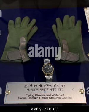 Chandigarh, India. 10th maggio, 2023. CHANDIGARH, INDIA - 10 MAGGIO: Guanti volanti e orologio del gruppo Capitano P Antil Shaurya Chakra esposto al Museo del Patrimonio dell'aeronautica indiano al settore 18 il 10 maggio 2023 a Chandigarh, India. Il primo-del-suo-genere Indian Air Force Heritage Museum è stato previsto al settore 18 nel cuore di Chandigarh nel settembre 2021. (Foto di Ravi Kumar/Hindustan Times/Sipa USA) Credit: Sipa USA/Alamy Live News Foto Stock