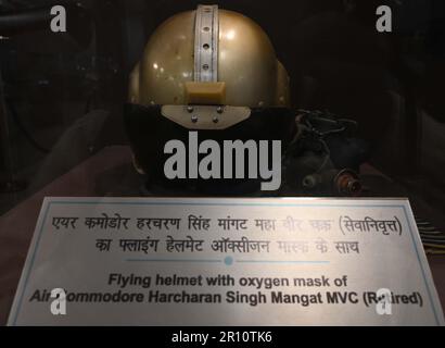 Chandigarh, India. 10th maggio, 2023. CHANDIGARH, INDIA - MAGGIO 10: Casco volante con maschera di ossigeno del Commodore aria Harcharan Singh MVC MVC (retd) esposto al Museo del patrimonio dell'aeronautica indiana al settore 18 il 10 maggio 2023 a Chandigarh, India. Il primo-del-suo-genere Indian Air Force Heritage Museum è stato previsto al settore 18 nel cuore di Chandigarh nel settembre 2021. (Foto di Ravi Kumar/Hindustan Times/Sipa USA) Credit: Sipa USA/Alamy Live News Foto Stock