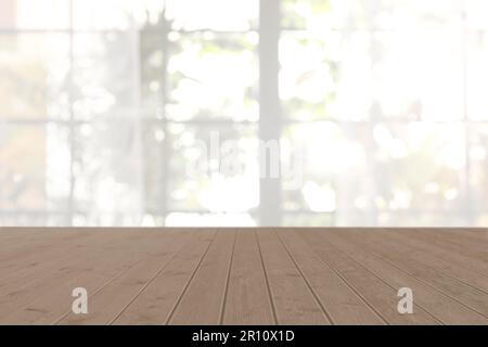 Superficie di legno vuota e vista sfocata della finestra Foto Stock