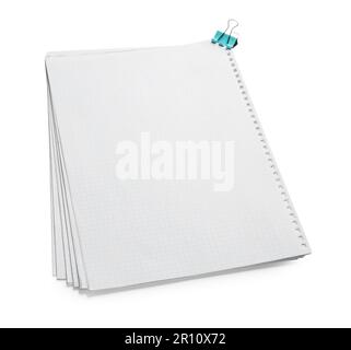 Pila di fogli di carta a scacchi con clip per raccoglitore su sfondo bianco Foto Stock